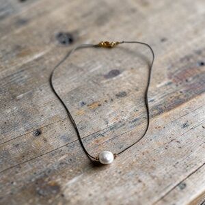 Elegant Minimalist Baroque Pearl Necklace with Gold Accents